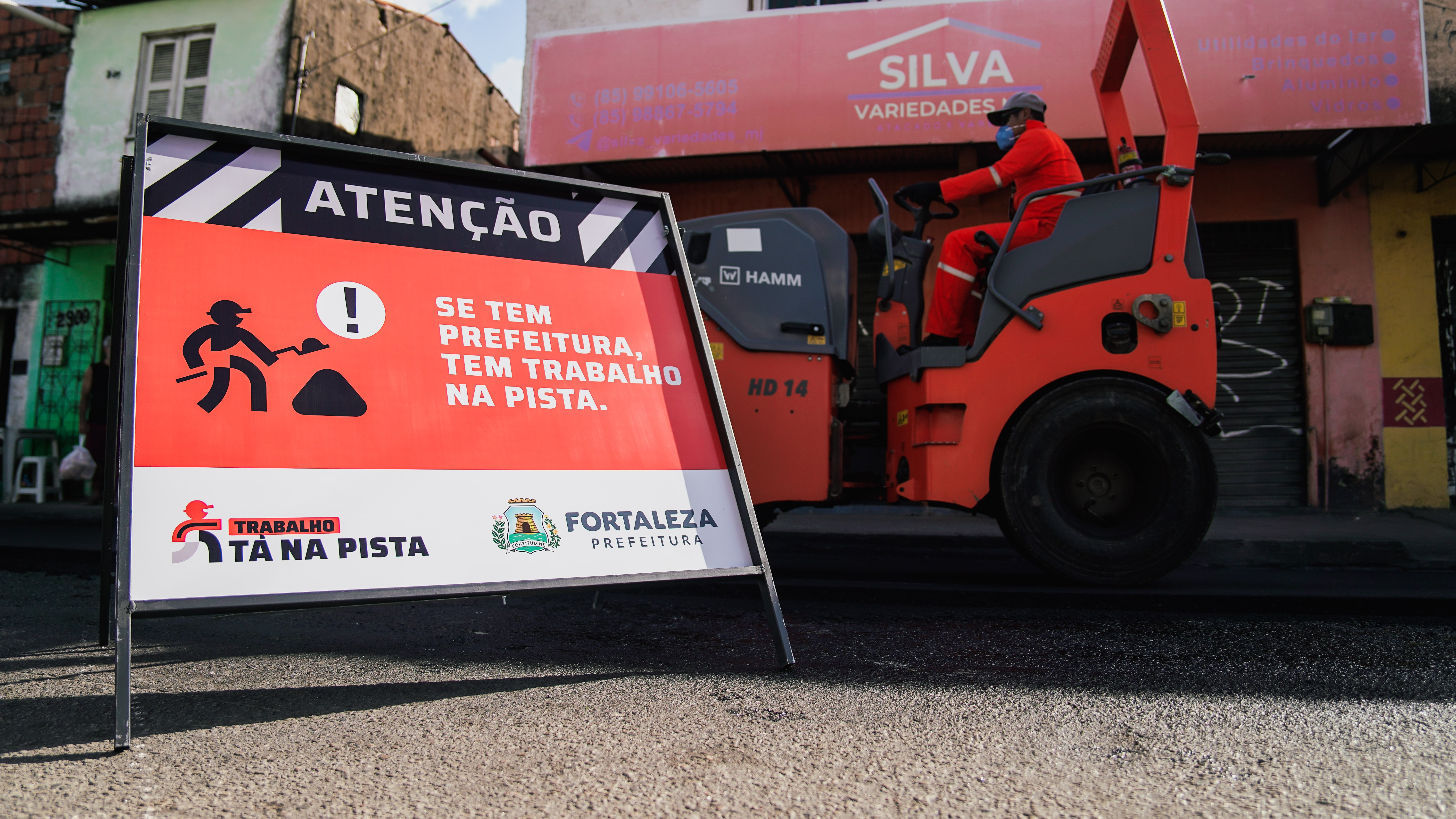 placa informativa do trabalho está na pista